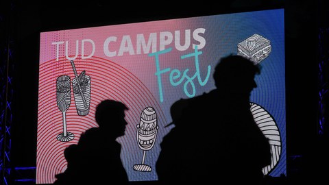 Bild von der Leinwand mit dem Titel "TUD CAMPUS Fest" bei der Immatrikulationsfeier 2023 im Hörsaalzentrum.