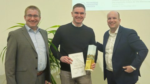 Preisvergabe des Dresdner Forum-Preises 2023 durch Prof. Dr. Michael Dobler und Dr. Oliver Knospe an Tommy Worbs.