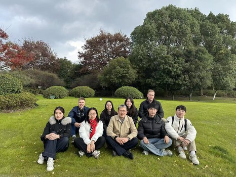 Zu sehen ist eine Gruppe chinesischer Forscher mit Alexander Blume