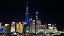 Zu sehen ist eine Nachtaufnahme von Shanghai