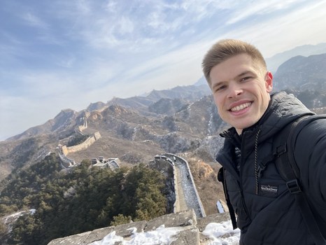 Zu sehen ist Alexander Blume an der chinesischen Mauer