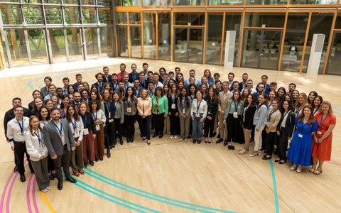 Zu sehen sind Teilnehmer:innen der EIB Summer School 2024