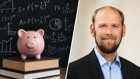 Zu sehen sind Prof. Wößmann und ein Sparschwein vor einer Tafel
