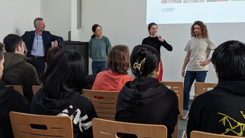 Auf dem Bild sind Prof. Dr. Alexander Kemnitz, Yuting Chen, Lucie Robinski und Niklas Schäffer zu sehen