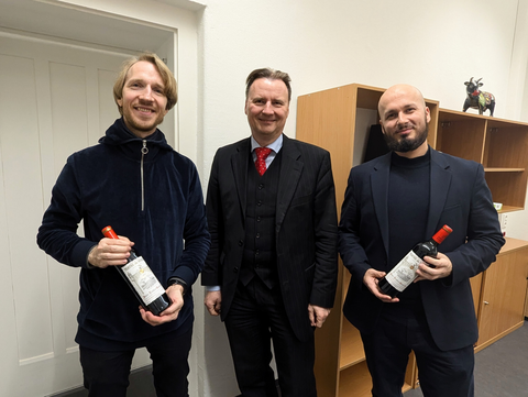 Es sind der Dekan und Prof. Razinskas und Prof. Bruder zu sehen