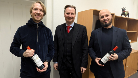 Es sind der Dekan und Prof. Razinskas und Prof. Bruder zu sehen