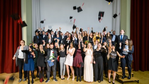 Absolventenverab­schiedung 2018 - Bild der Absolventinnen und Absolventen