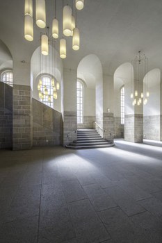 Blick in eine Seite des Foyers des Schumann-Baus