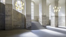 Blick in eine Seite des Foyers des Schumann-Baus