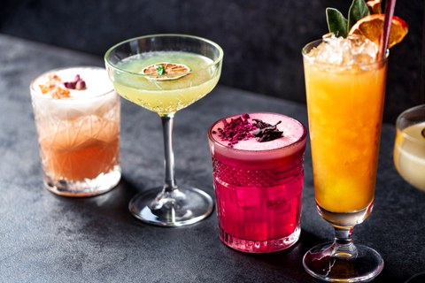 Man sieht verschiedene Cocktails
