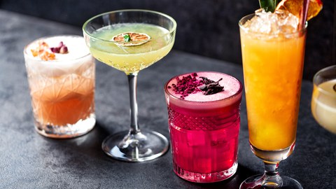 Man sieht verschiedene Cocktails