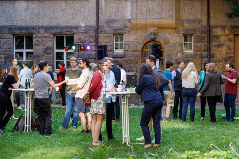 Great weather, nice ambience, music and nice conversations at the summer party in the backyard of Schumann-Bau and Hülße-Bau