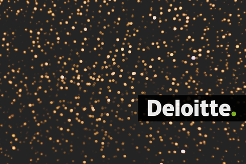 Man sieht einen Sternenhimmel und das Deloitte Logo.