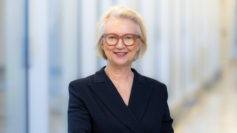 Es ist Prof. Dr. Monika Schnitzer zu sehen.