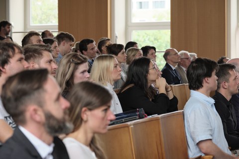 Es ist Publikum zu sehen zum tag der Fakultät