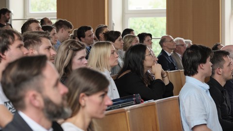 Es ist Publikum zu sehen zum tag der Fakultät