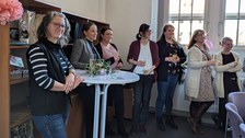Es sind  Menschen bei einer Feier zu sehen.