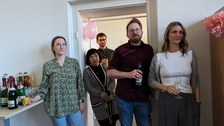 Es sind  Menschen bei einer Feier zu sehen.