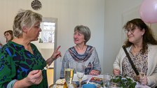 Es sind  Menschen bei einer Feier zu sehen.