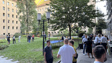 Man sieht mehrere Personen beim Fakultätsgrillen.