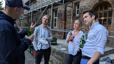 Man sieht mehrere Personen beim Fakultätsgrillen.