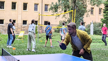 Man sieht einen wissenschaftlichen Mitarbeiter beim Tischtennisspielen.