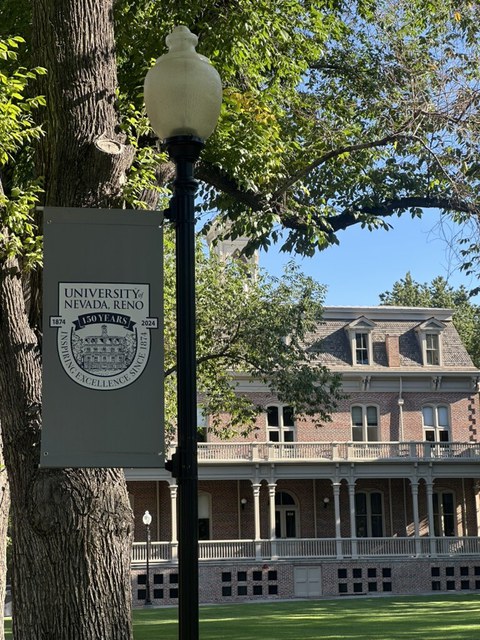 Zu sehen ist ein Schild auf dem Campus der University of Nevada