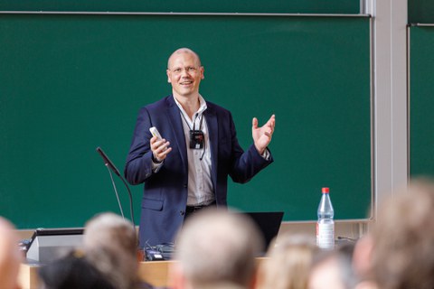 Prof. Martin Wiener berichtet im Hörsaal über seine aktuelle Forschung