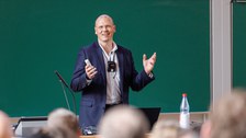 Prof. Martin Wiener berichtet im Hörsaal über seine aktuelle Forschung