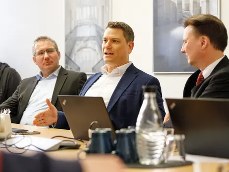 Zu sehen sind Prof. Dobler, Prof. Möst und Pro. Schefczyk in einem Meeting. 