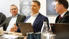 Zu sehen sind Prof. Dobler, Prof. Möst und Pro. Schefczyk in einem Meeting. 