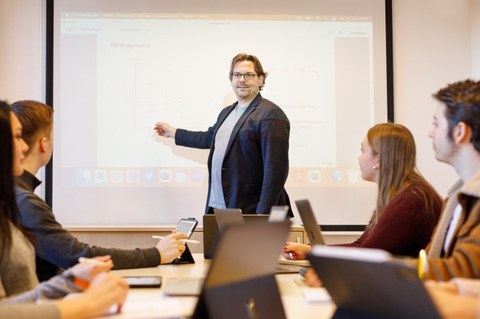 Zu sehen ist Prof. Christian Leßmann