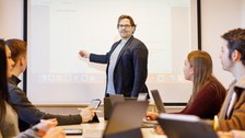 Zu sehen ist Prof. Christian Leßmann