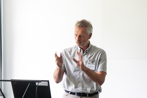 Zu sehen ist Prof. Dr. Alexander Kemnitz