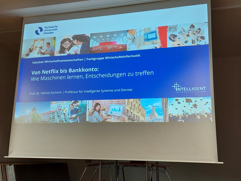 Zu sehen ist die Startfolie für einen Vortrag vor einer Schülergruppe