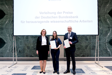 Zu sehen sind drei Personen bei der Bundesbank-Verleihung in Leipzig