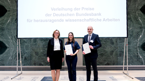 Zu sehen sind drei Personen bei der Bundesbank-Verleihung in Leipzig