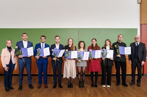 Zu sehen sind die besten Wiwi-Studierenden im Studienjahr 2024/25