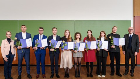 Zu sehen sind die besten Wiwi-Studierenden im Studienjahr 2024/25