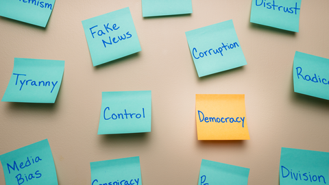 Zu sehen sind viele Postits mit Worten drauf, die sich um Populismus drehen 