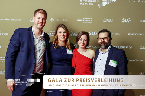 Zu sehen ist Emily Hickmann mit Team bei einer Abendgala