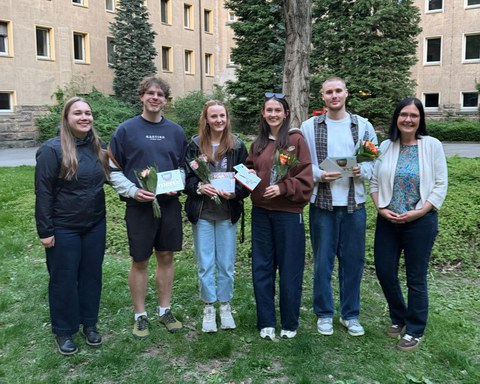 Zu sehen sind eine Gruppe von Studierenden mit Geschenken in der Hand