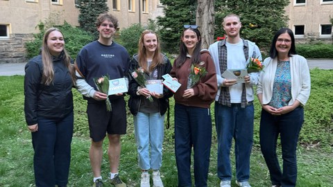 Zu sehen sind eine Gruppe von Studierenden mit Geschenken in der Hand