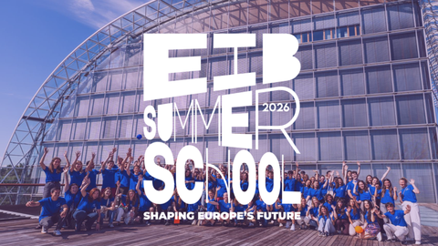 Zu sehen ist eine große Gruppe internationaler Studierender