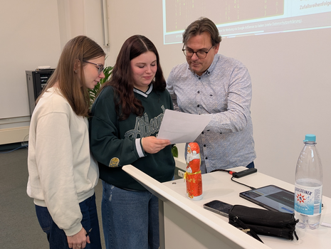 Zu sehen sind Teilnehmer eines Planspiels