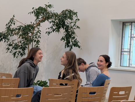 Zu sehen ist eine Gruppe von Schüler:innen