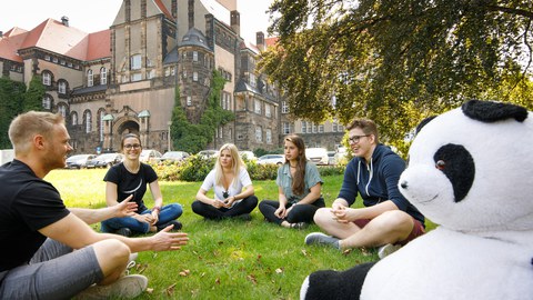 Studierende vor dem Schumann-Bau