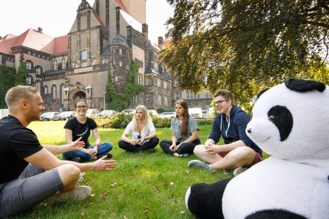 Studierende vor dem Schumann-Bau