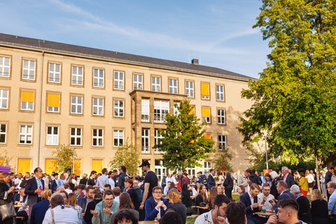 Zu sehen ist ein Fakultätsfest