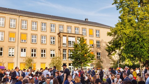 Zu sehen ist ein Fakultätsfest
